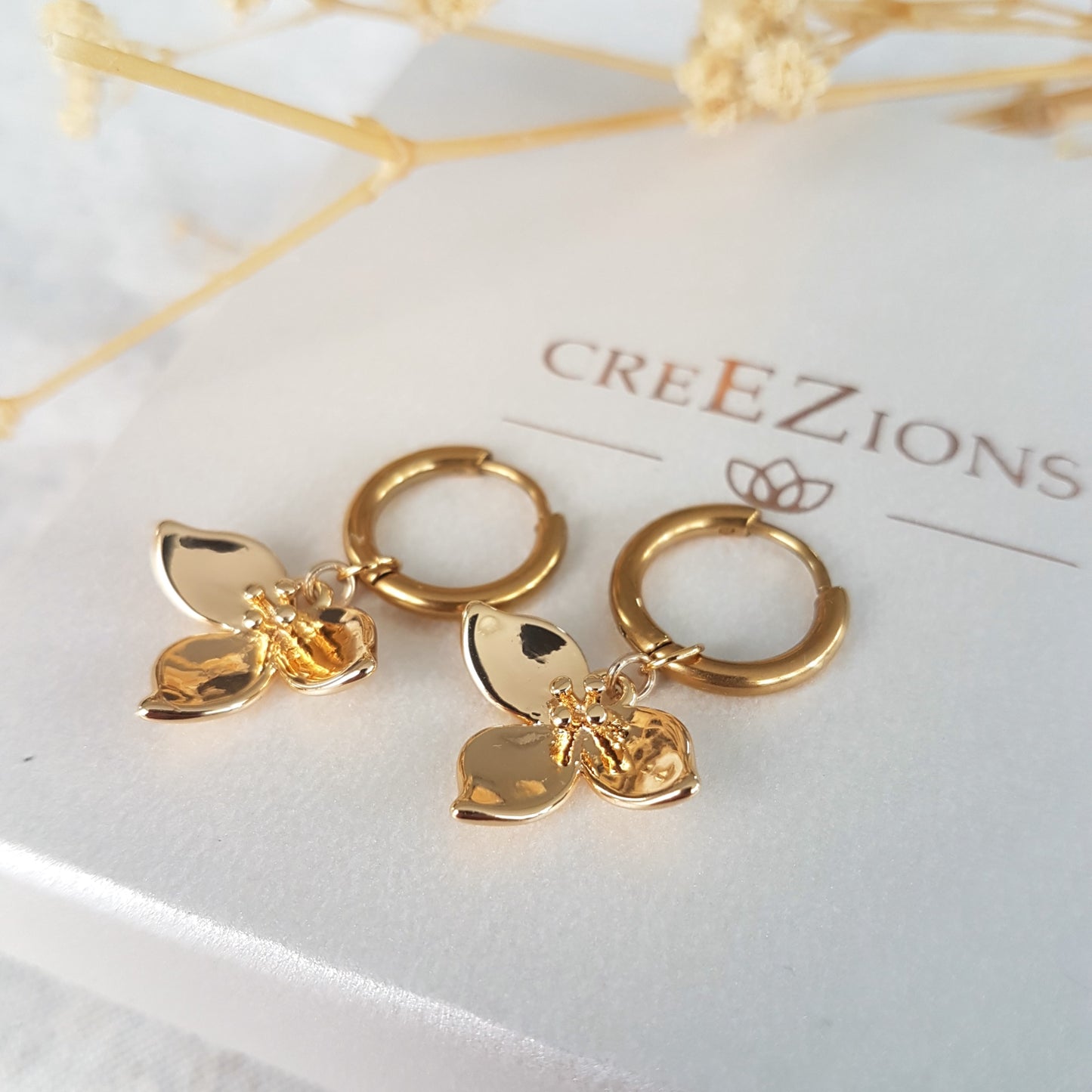 18K gold plated oorbellen met sierlijke bloem bedel – elegant & vrouwelijk