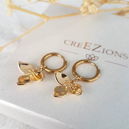 18K gold plated oorbellen met sierlijke bloem bedel – elegant & vrouwelijk
