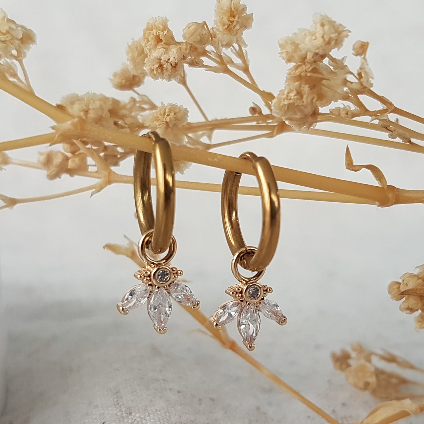 18K gold plated oorbellen met zirkonia bloemetjes – subtiel & sprankelend