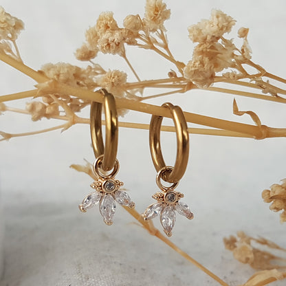 18K gold plated oorbellen met zirkonia bloemetjes – subtiel & sprankelend