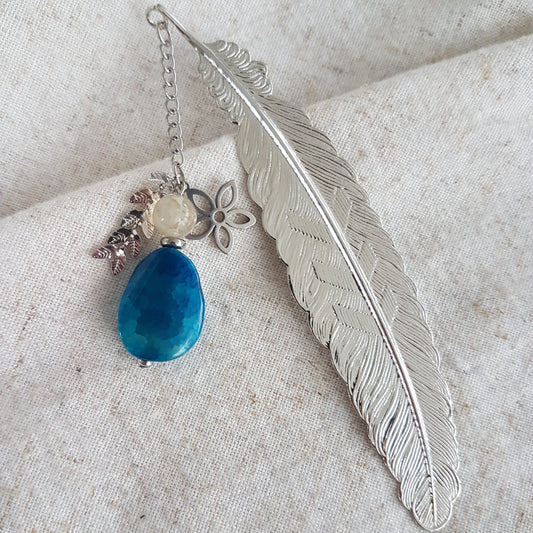 Boekenlegger met blauwe agaat – zilverkleurige veer & bloemdetails