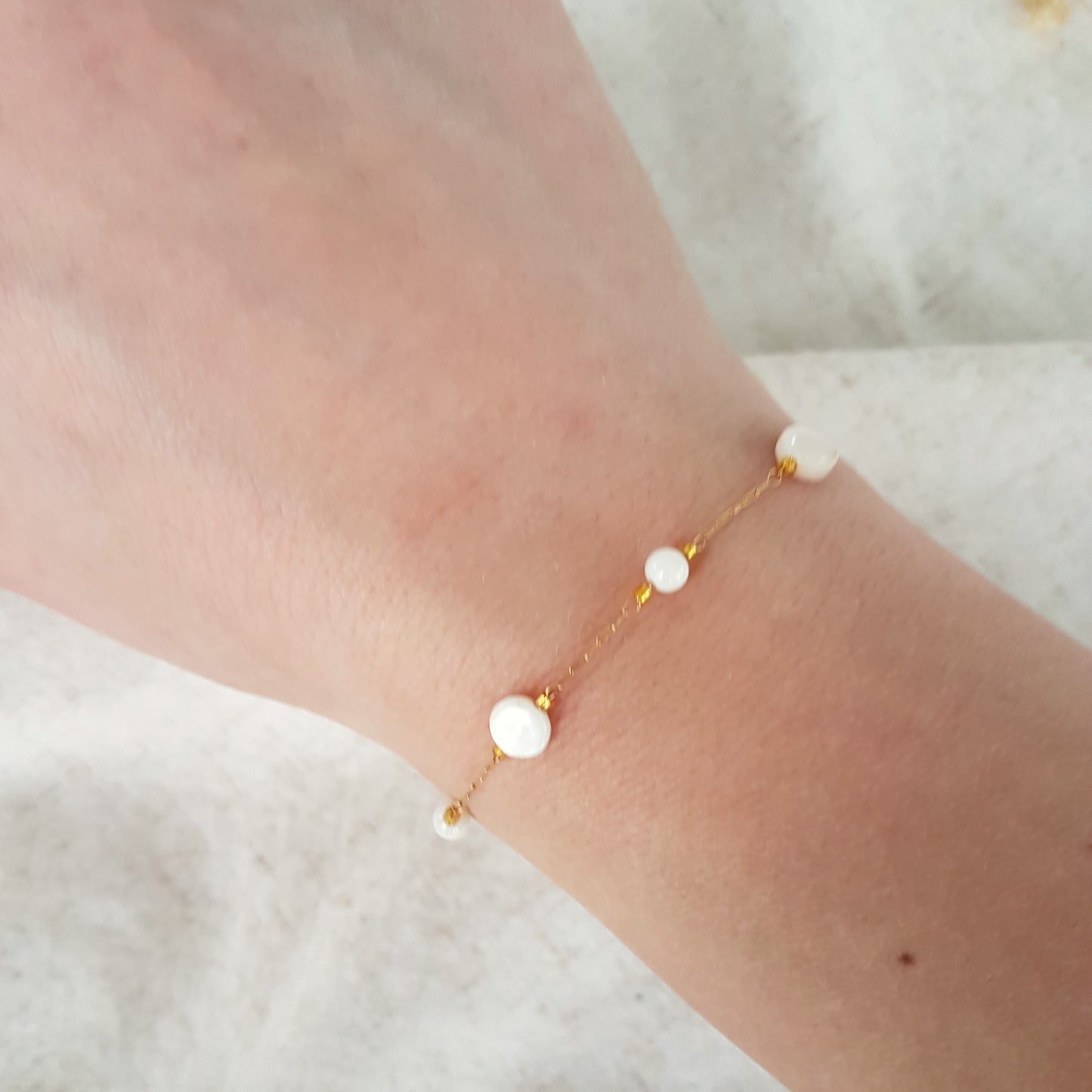 RVS armband met schelpkralen – minimalistisch & tijdloos