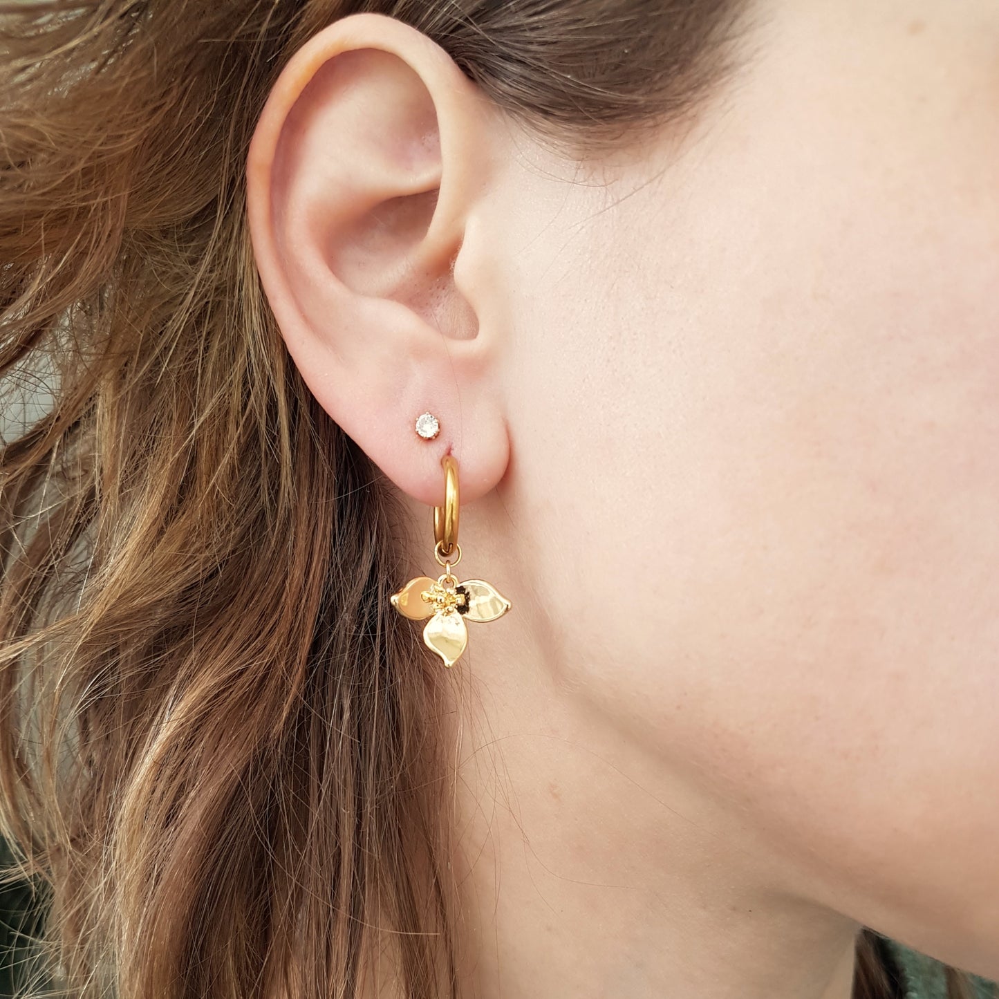 18K gold plated oorbellen met sierlijke bloem bedel – elegant & vrouwelijk