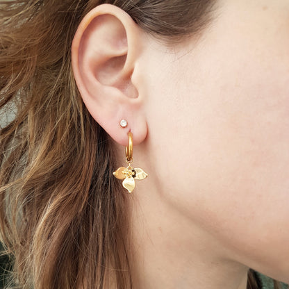 18K gold plated oorbellen met sierlijke bloem bedel – elegant & vrouwelijk