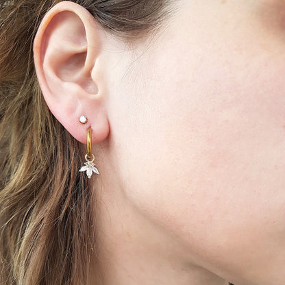 18K gold plated oorbellen met zirkonia bloemetjes – subtiel & sprankelend