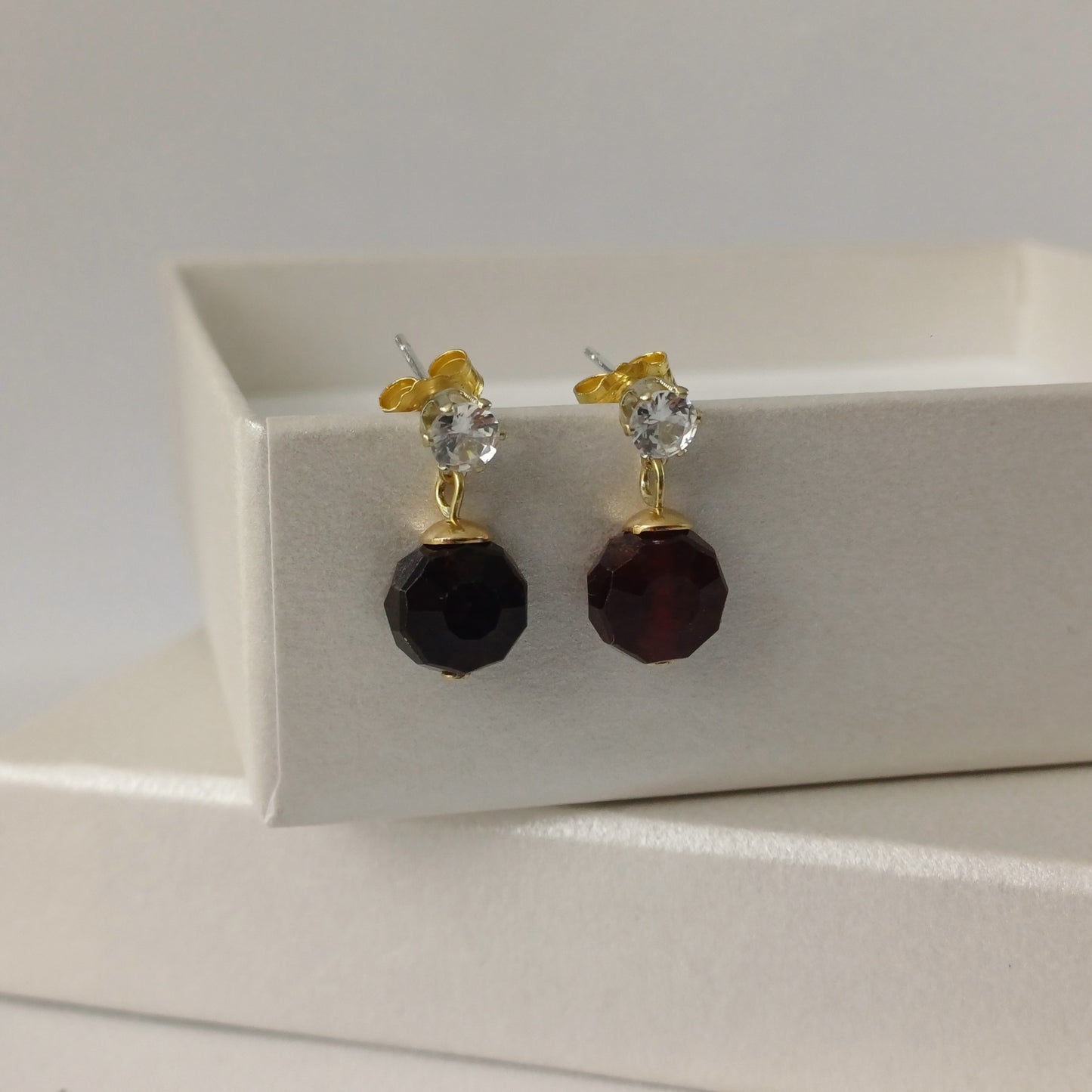 Oorstekers met granaat en zirkonia – 925 zilver of gold plated