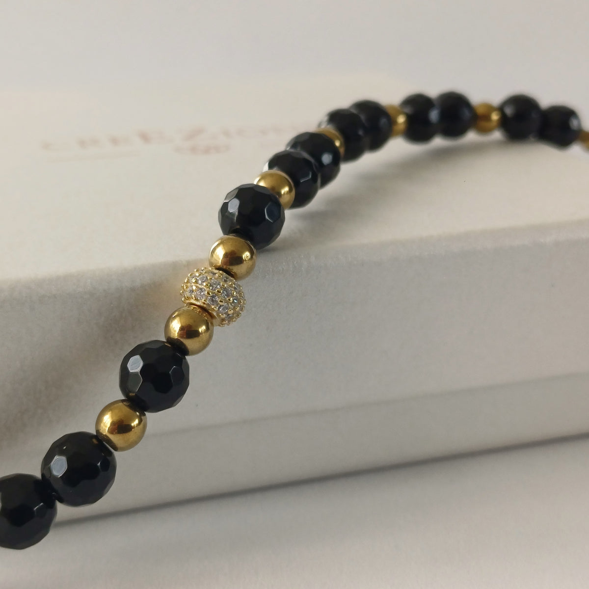 Armband met onyx, hematiet en pavé kraal