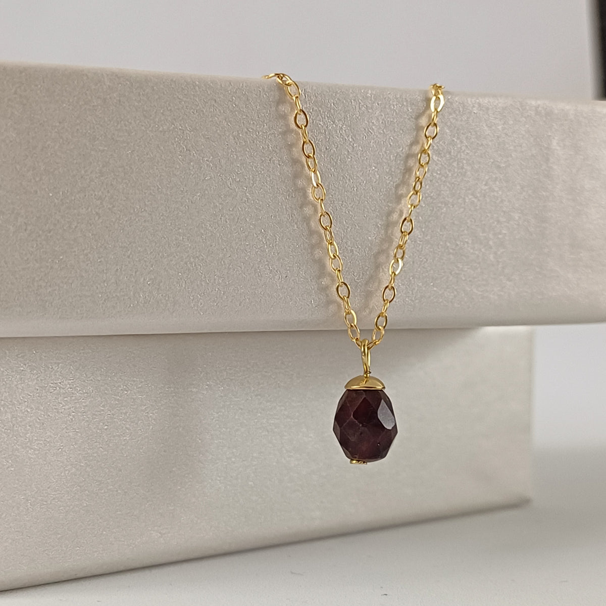 Ketting met granaat hanger – gold filled of 925 sterling zilver