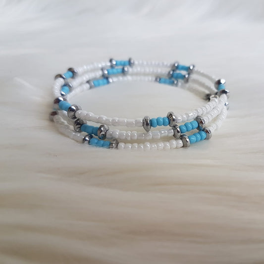 Memory wire armband met witte en blauwe kraaltjes
