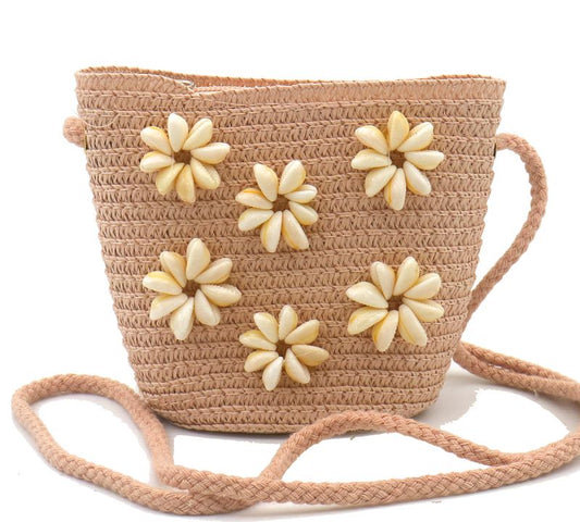 Gevlochten kindertasje met schelpenbloemen