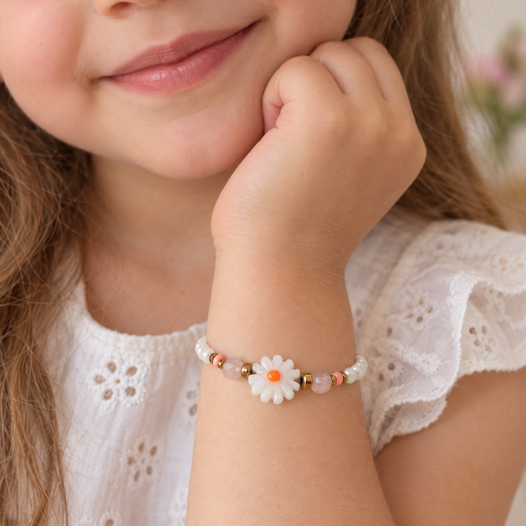 Kinderarmband met zoetwaterparels, aardbeienkwarts en madeliefje
