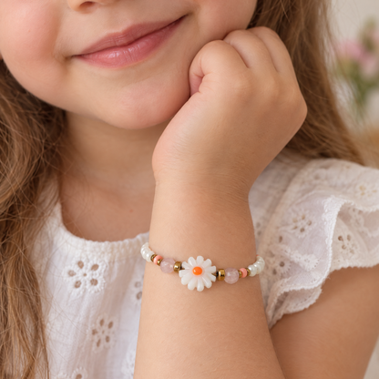 Kinderarmband met zoetwaterparels, aardbeienkwarts en madeliefje