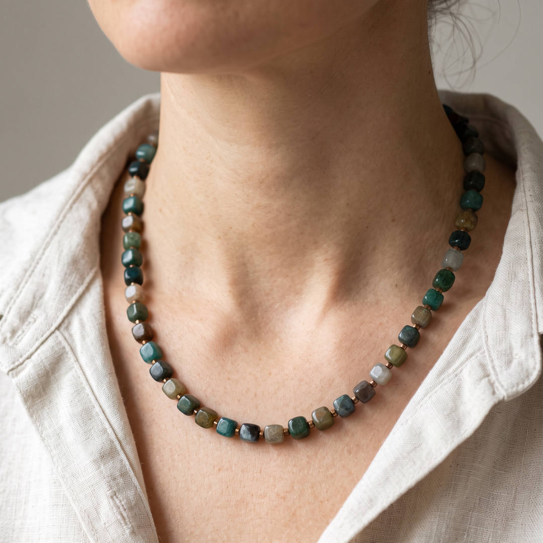 Ketting met groene vierkante agaat kralen en goudkleurige details