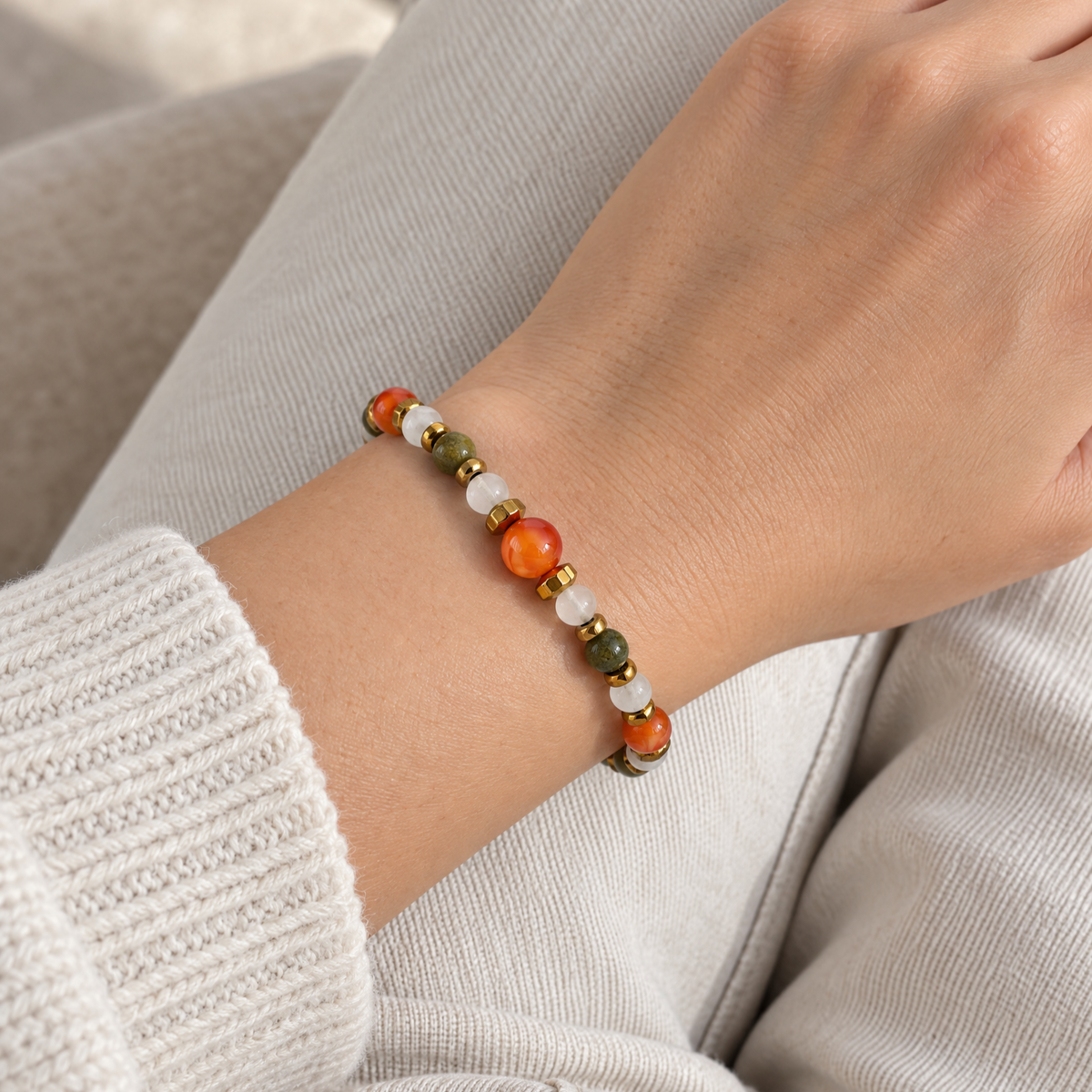Armband met carneool, witte kwarts en olijfgroene marmer