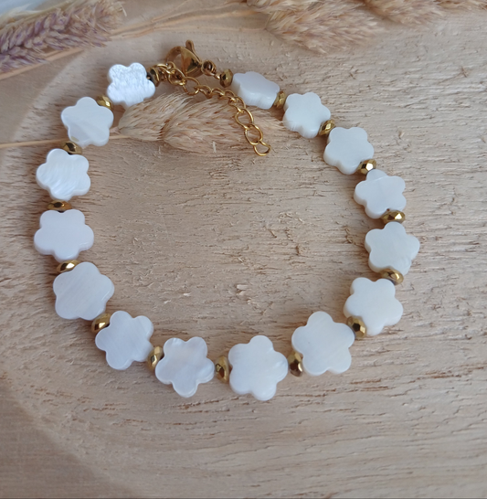 Bead bracelet with shell beads flower