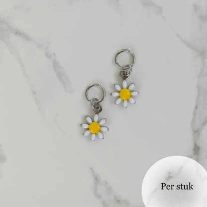 Mix & match oorbel bedel gekleurd bloemetje zilverkleur