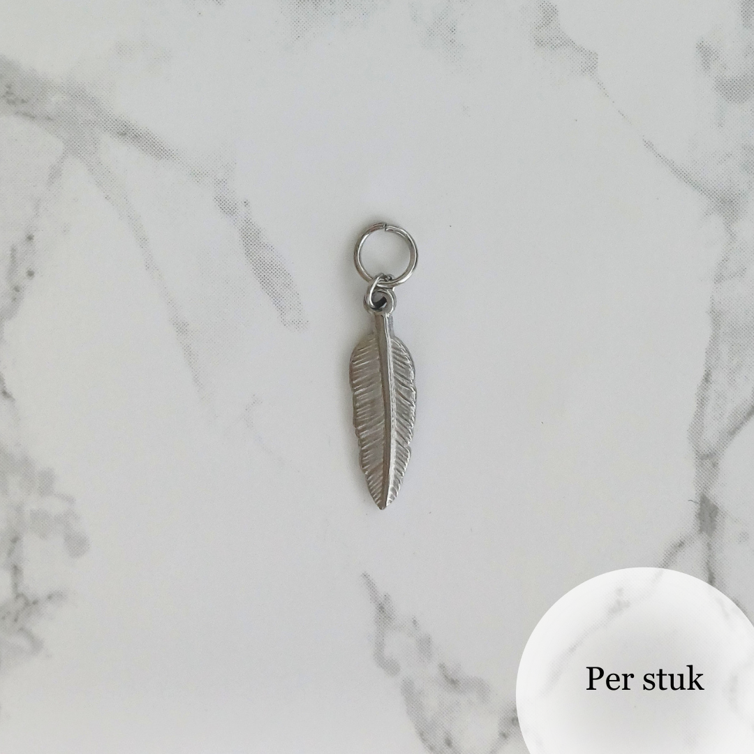 Mix & match bedel met fijnbewerkt veertje zilverkleur
