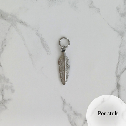Mix & match bedel met fijnbewerkt veertje zilverkleur