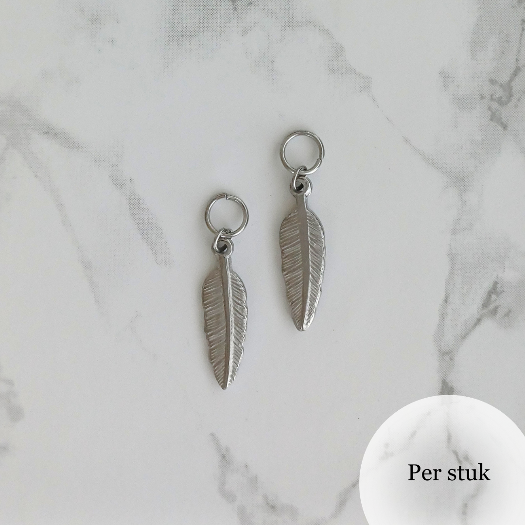 Mix & match bedel met fijnbewerkt veertje zilverkleur
