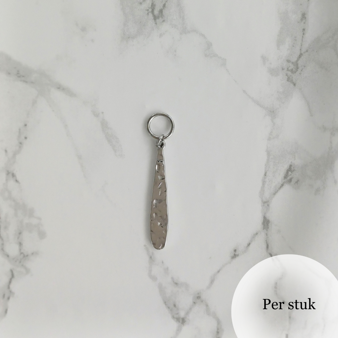 Mix & match langwerpige gehamerde RVS bedel zilverkleurig