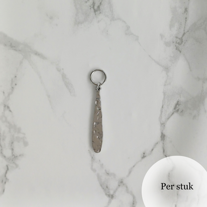 Mix & match langwerpige gehamerde RVS bedel zilverkleurig