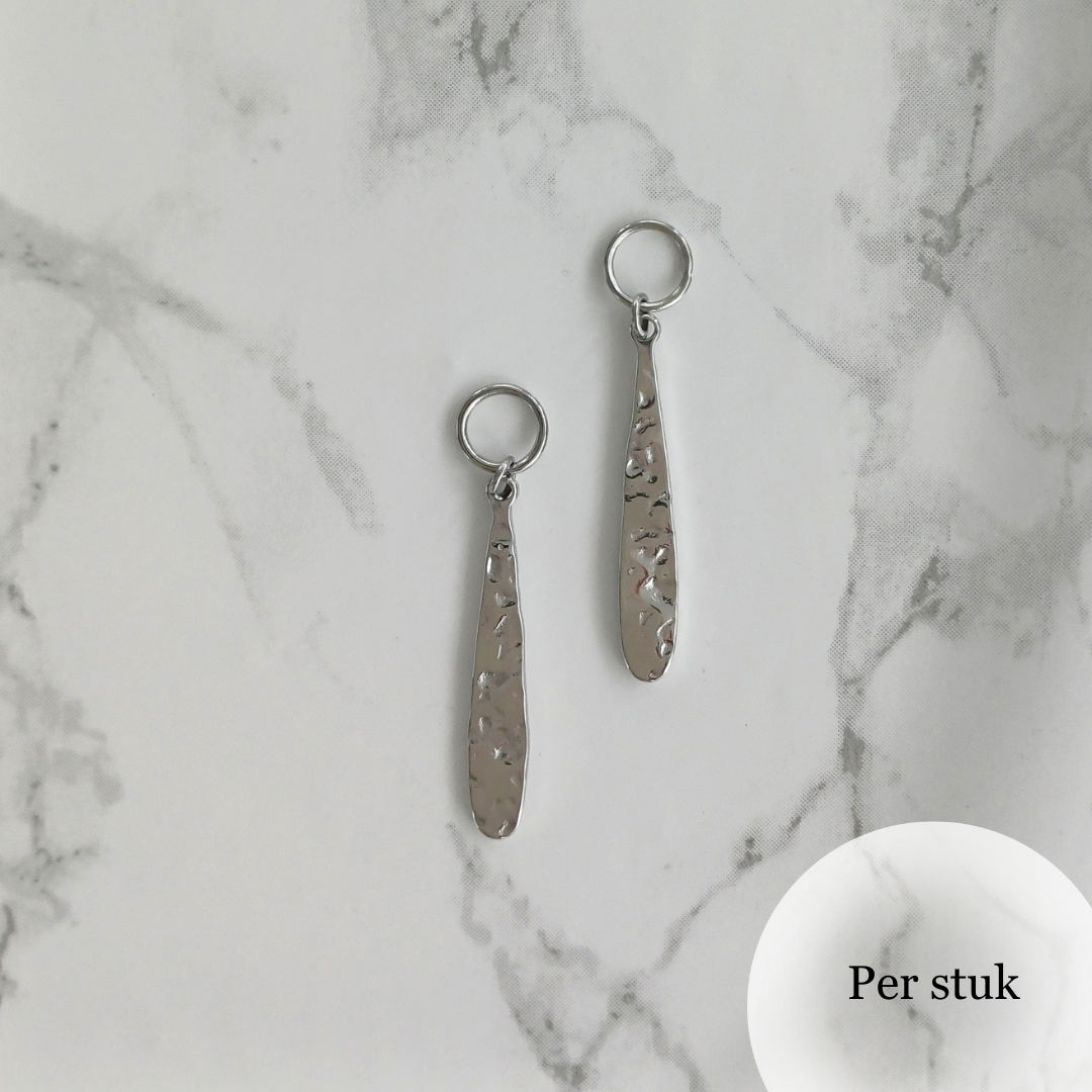 Mix & match langwerpige gehamerde RVS bedel zilverkleurig
