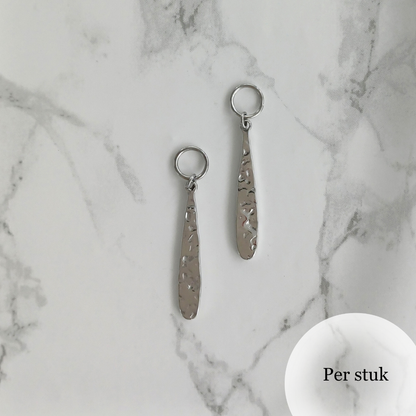 Mix & match langwerpige gehamerde RVS bedel zilverkleurig