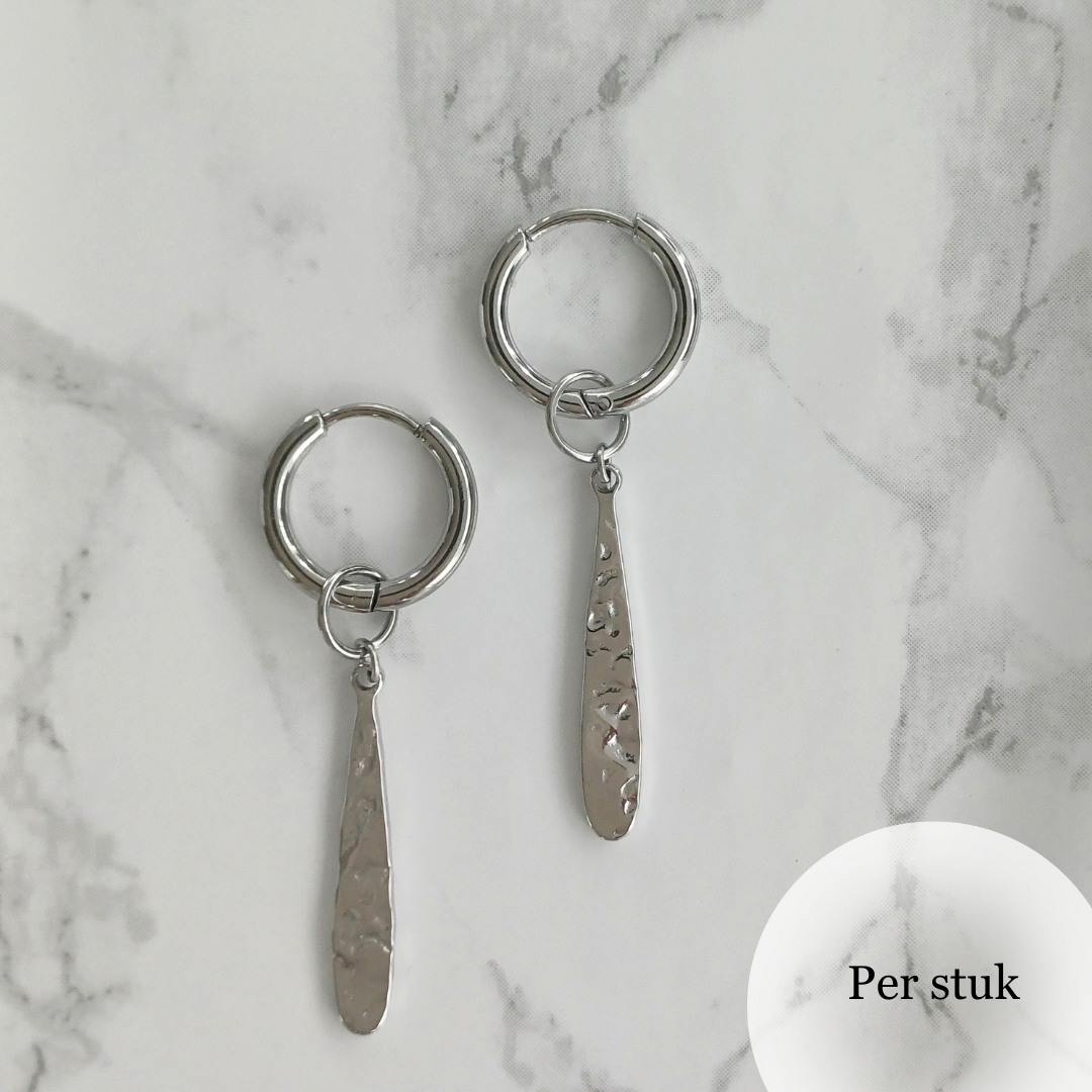 Mix & match langwerpige gehamerde RVS bedel zilverkleurig