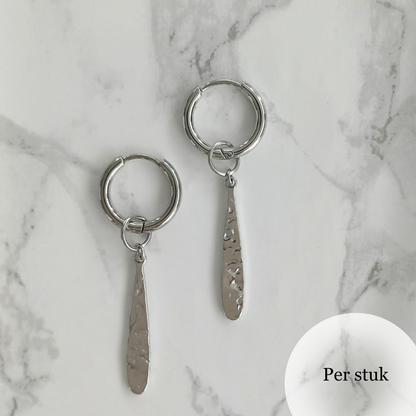 Mix & match langwerpige gehamerde RVS bedel zilverkleurig