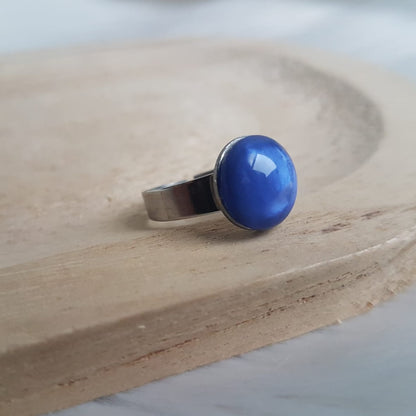 Ring met blauwe cabochon