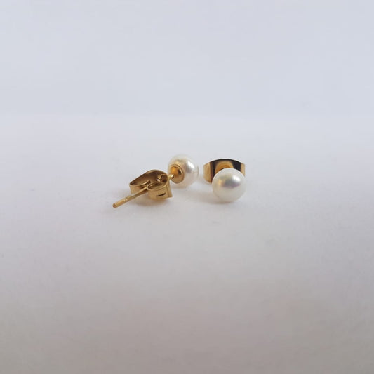 Oorknopjes met zoetwaterparels (5 mm/goud)