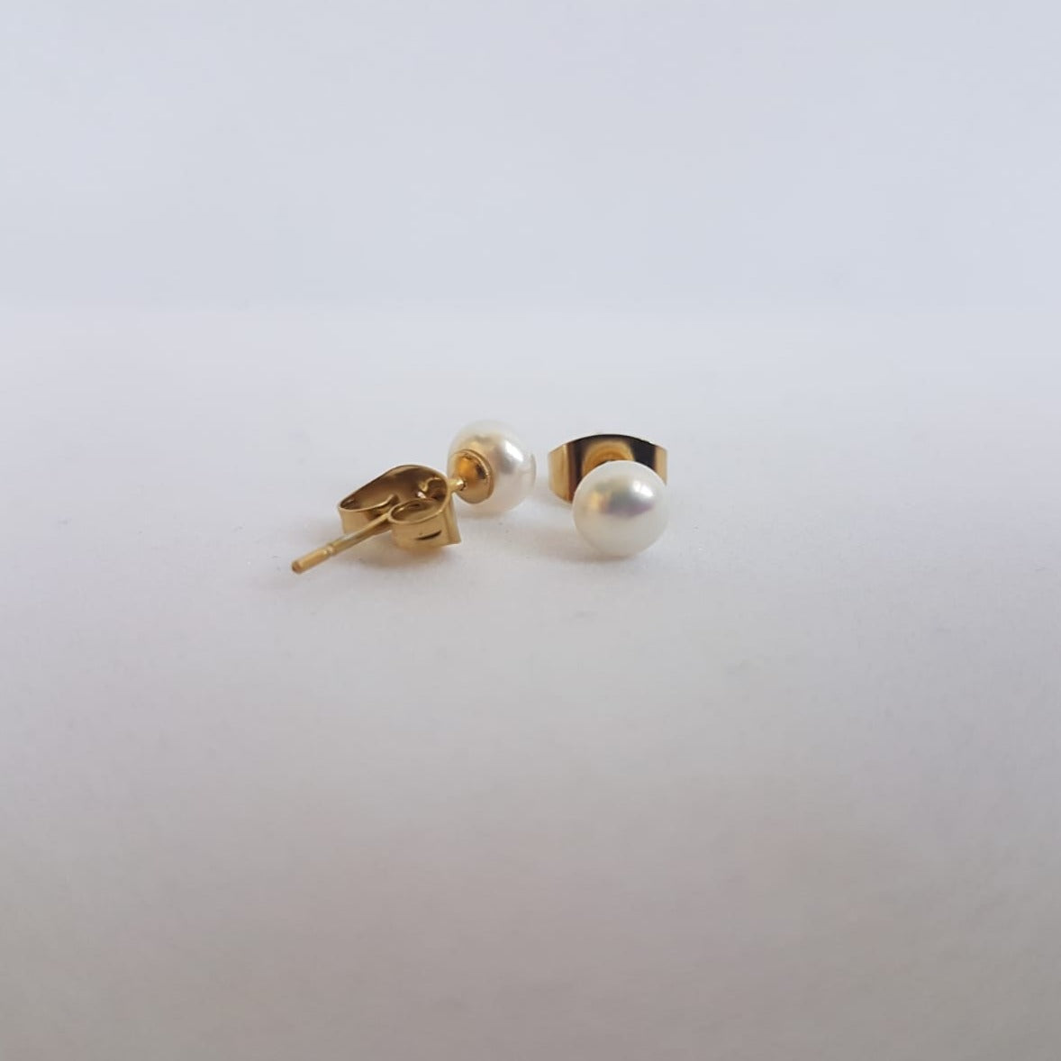 Oorknopjes met zoetwaterparels (6 mm/goud)