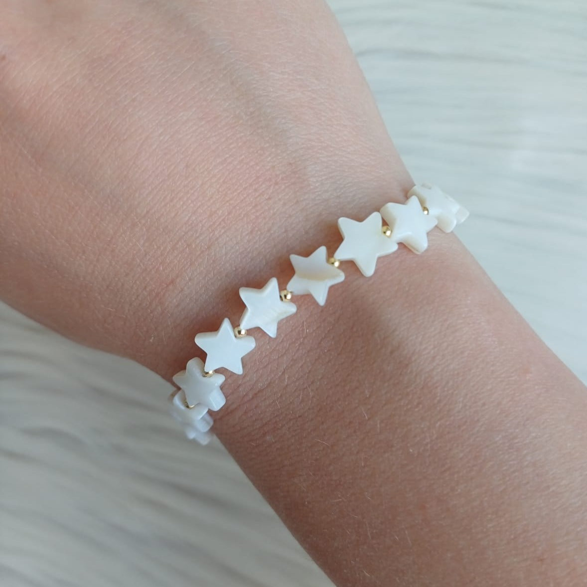 Bead bracelet with shell beads star