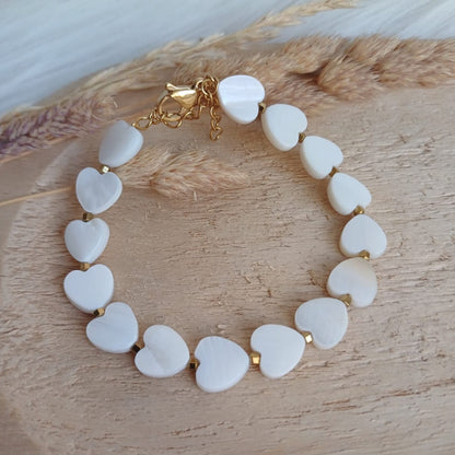 Bead bracelet of shell hearts (white/gold)