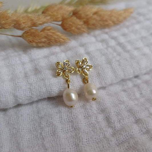 Stud earrings with a pendant of freshwater pearls