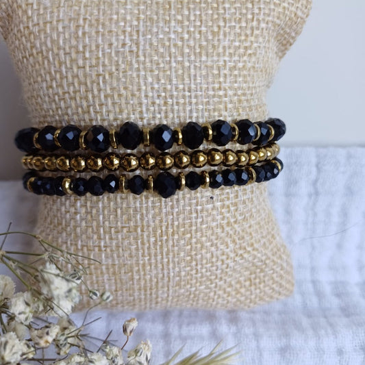 Set of bracelets in black and gold