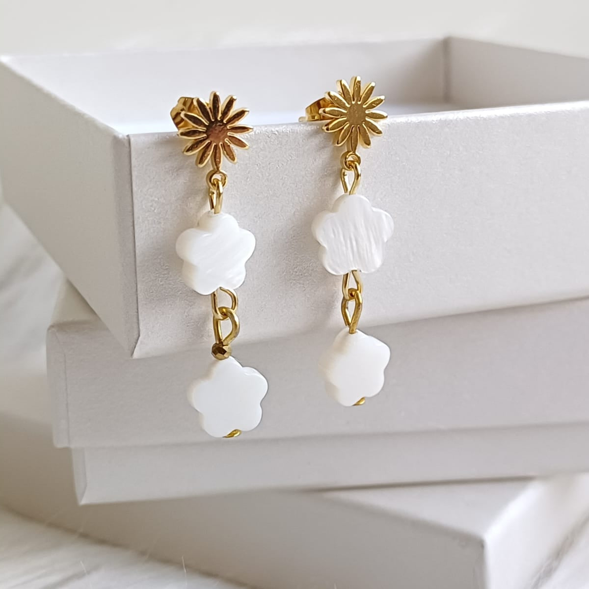 CreEZions oorbellen met witte schelp bloemen