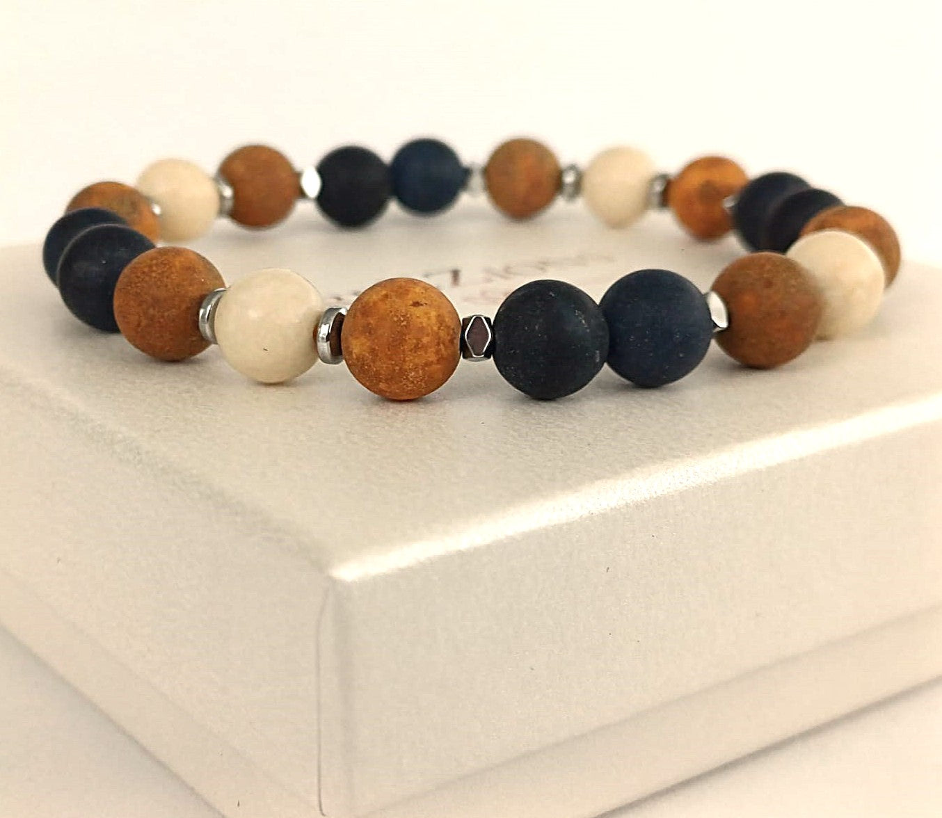 CreEZions armband met donkerblauwe, beige en bruine natuursteen kralen