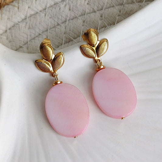 Oorstekers met roze schelphangers