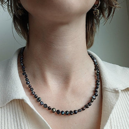 Elegante kralenketting met donkere zoetwaterparels