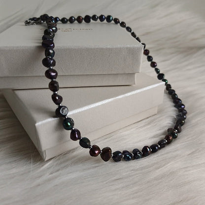 Elegante kralenketting met donkere zoetwaterparels