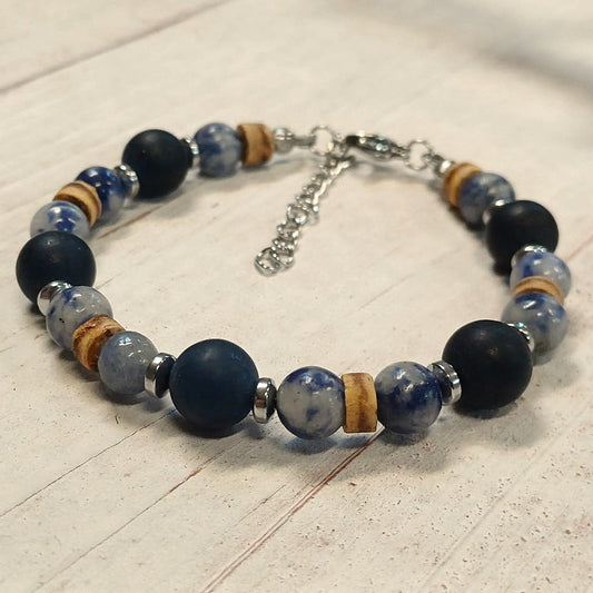 Kralenarmband met blauwe accenten