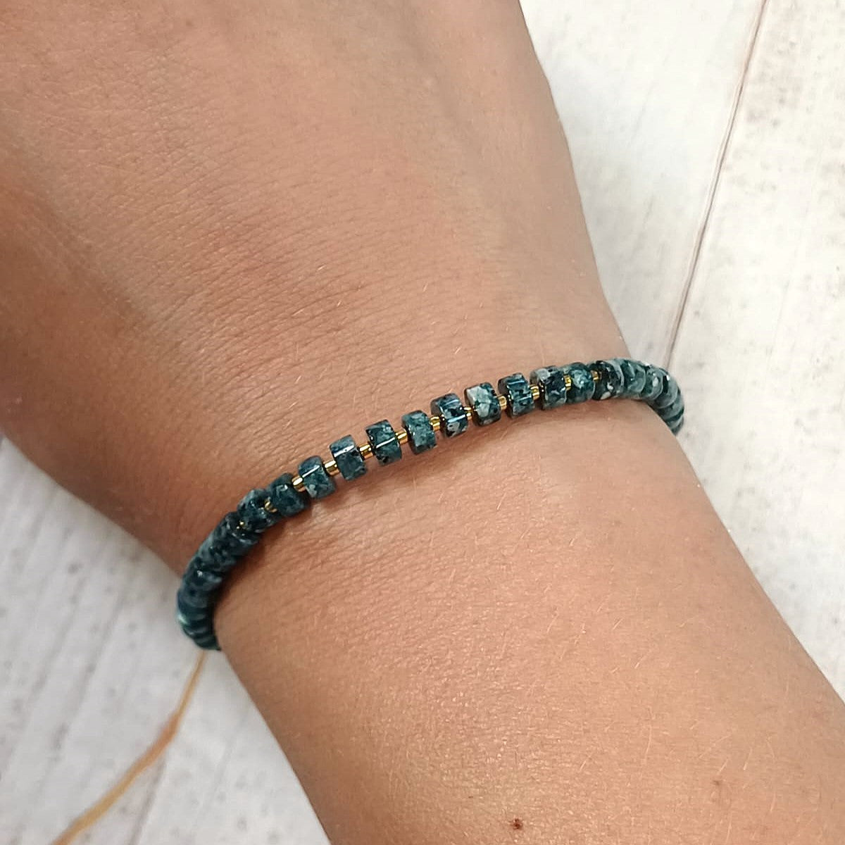 Armband met groene kwarts en gouden details
