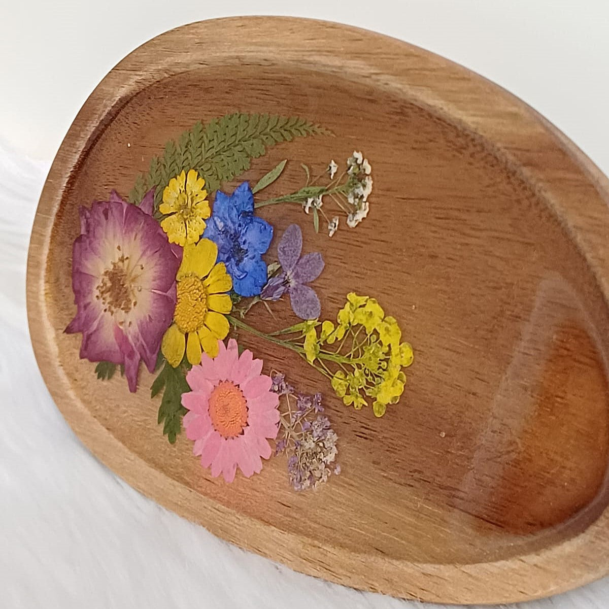 Ovaal houten sieradenschaaltje met bloemen