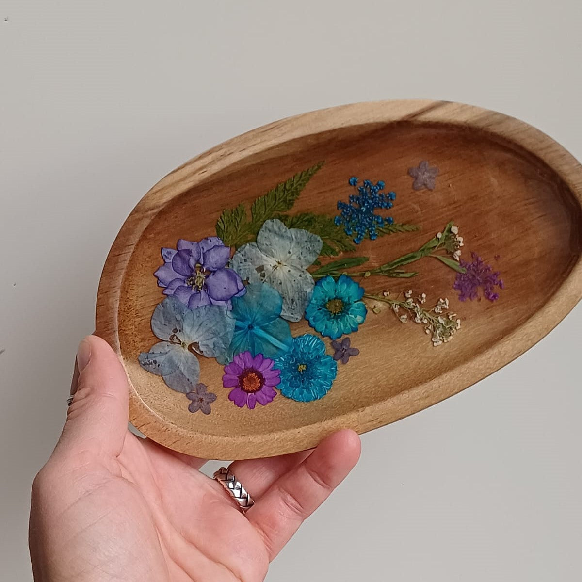 Ovaal houten sieradenschaaltje met blauwe bloemen