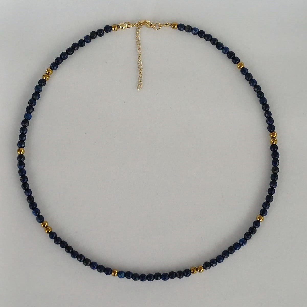 Ketting met lapis lazuli – stijlvolle dames ketting met donkerblauwe kralen