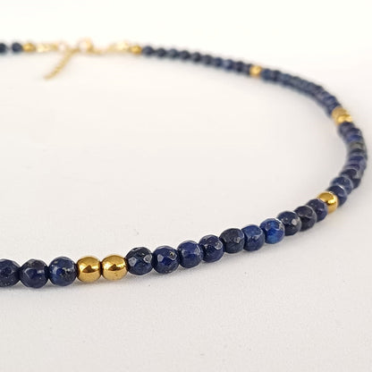 Ketting met lapis lazuli – stijlvolle dames ketting met donkerblauwe kralen