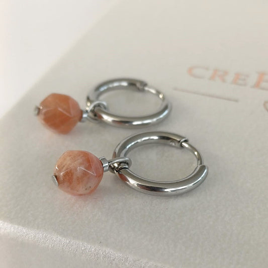 Zilveren oorringen met zonnesteen – elegante edelsteen oorbellen met roze steen