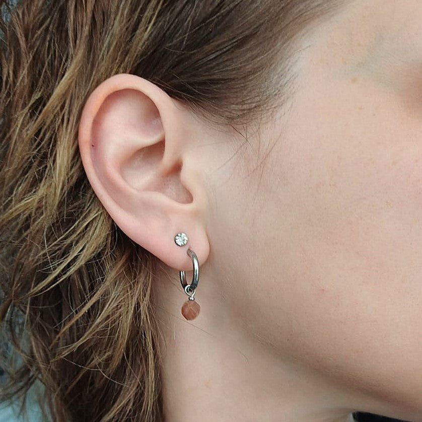 Zilveren oorringen met zonnesteen – elegante edelsteen oorbellen met roze steen