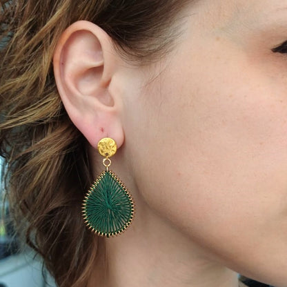 Oorstekers met groene macramé hangers – stijlvolle dames oorbellen met unieke twist